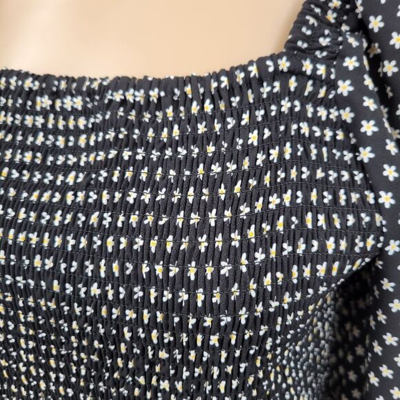 Truth Shirring Spocked Elegant Black and White Daisy Floral Boho Women's Top - Picture 2 of 9